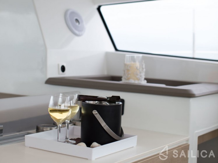 Bali 4.1 - Yacht Charter Sailica