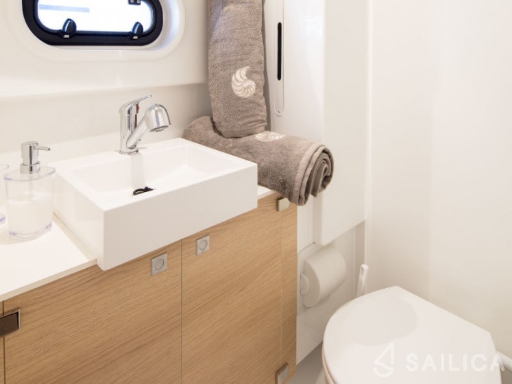 Bali 4.1 - Yacht Charter Sailica