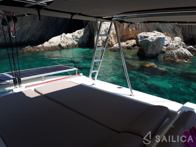Bali 4.1 - Yacht Charter Sailica