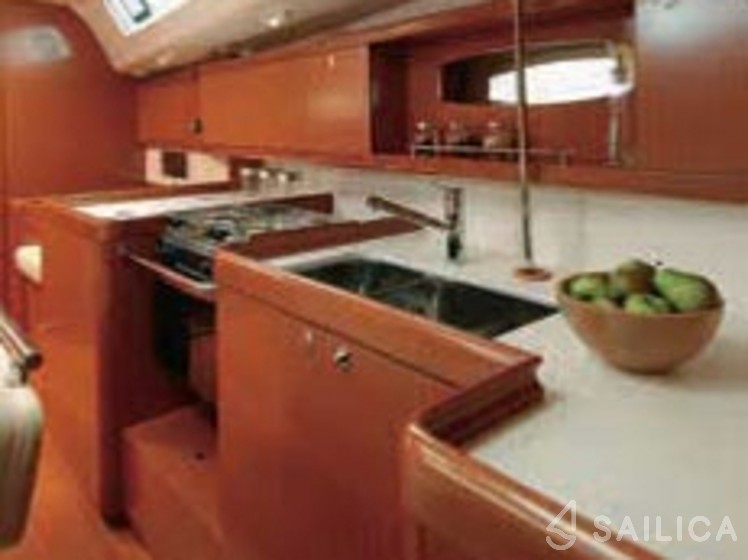 Oceanis 43 - Yacht Charter Sailica