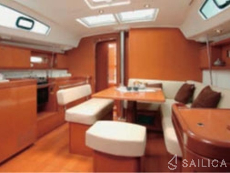 Oceanis 43 - Yacht Charter Sailica