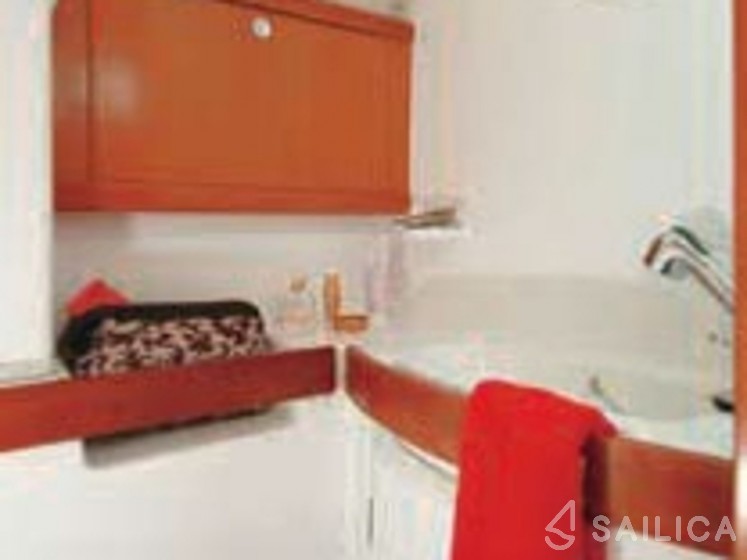 Oceanis 43 - Yacht Charter Sailica