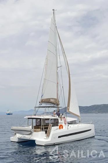 Bali 4.1 - Yacht Charter Sailica