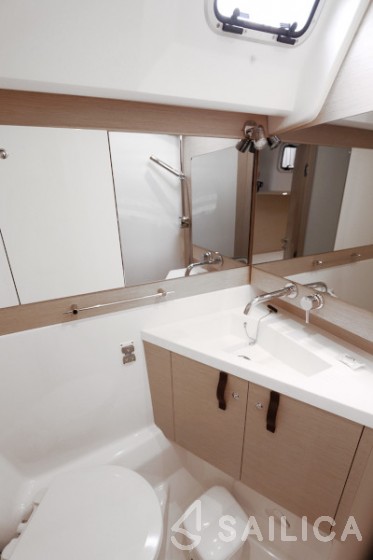 Jeanneau 58 - Yacht Charter Sailica