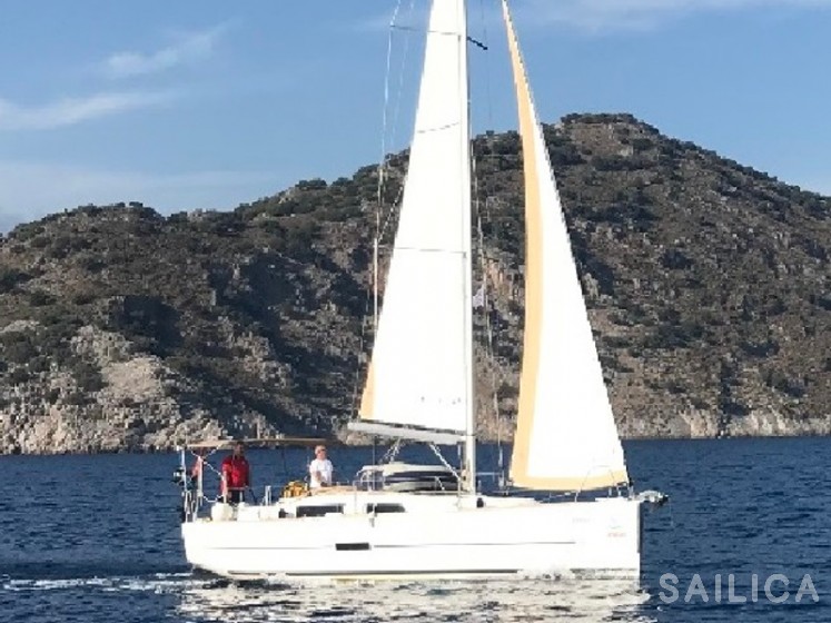Dufour 350 GL - Yacht Charter Sailica