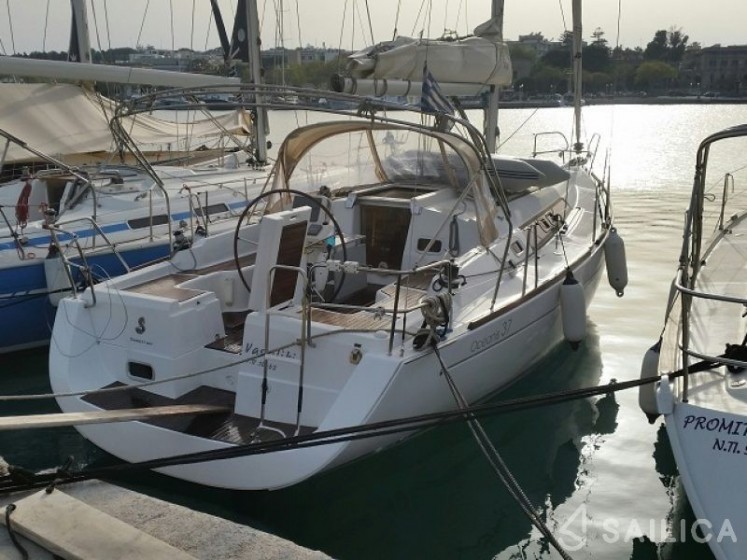 Oceanis 37 - Yacht Charter Sailica