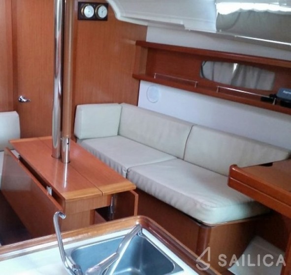 Oceanis 37 - Yacht Charter Sailica