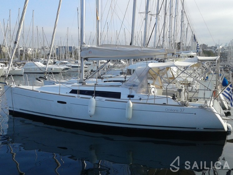 Oceanis 37 - Yacht Charter Sailica