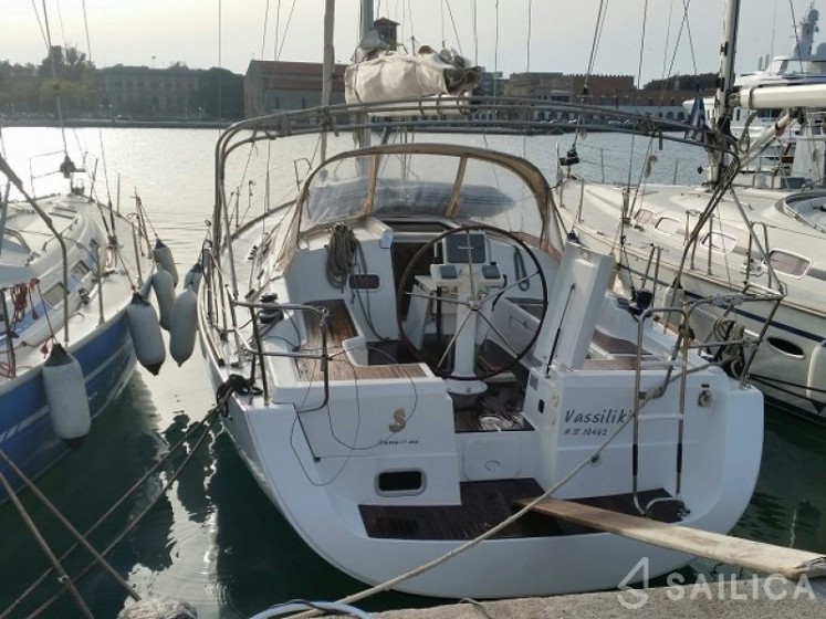 Oceanis 37 - Yacht Charter Sailica