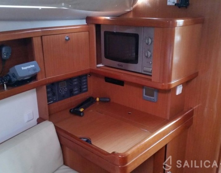 Oceanis 37 - Yacht Charter Sailica