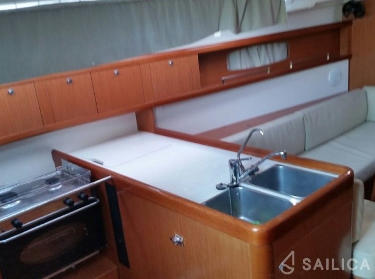 Oceanis 37 - Yacht Charter Sailica