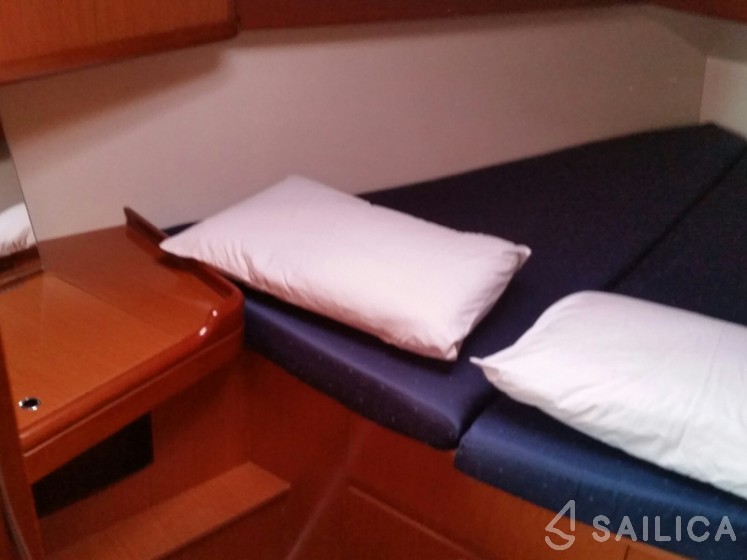 Oceanis 37 - Yacht Charter Sailica
