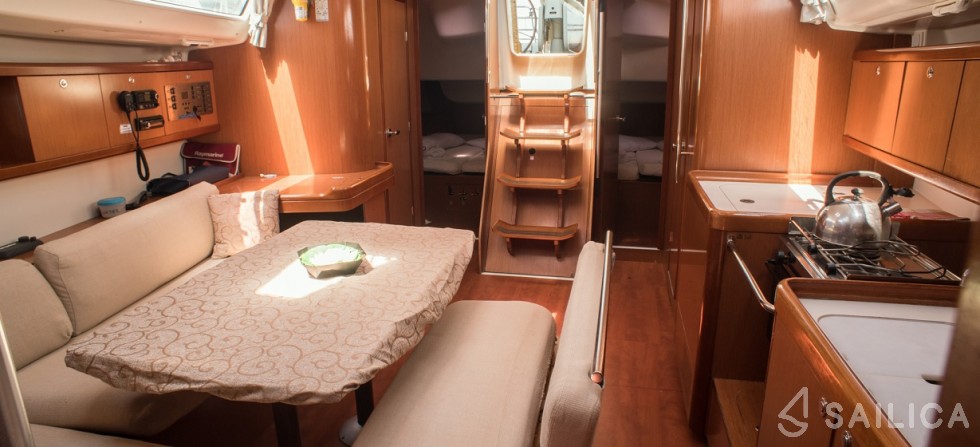 Oceanis 43 - Yacht Charter Sailica