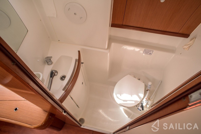 Oceanis 43 - Yacht Charter Sailica