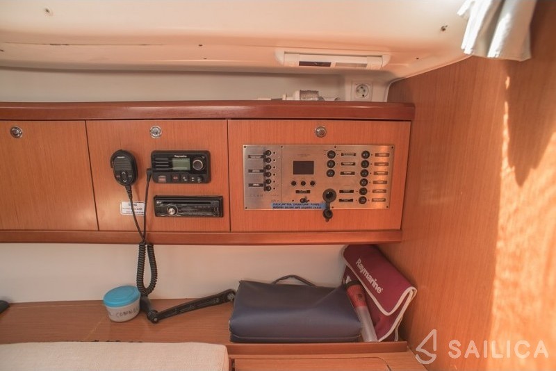 Oceanis 43 - Yacht Charter Sailica