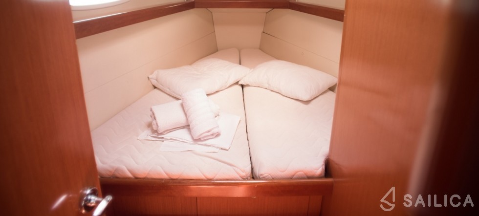 Oceanis 43 - Yacht Charter Sailica