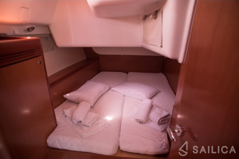 Oceanis 43 - Yacht Charter Sailica