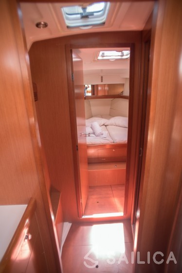 Oceanis 43 - Yacht Charter Sailica