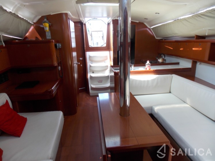 Oceanis 37 - Yacht Charter Sailica