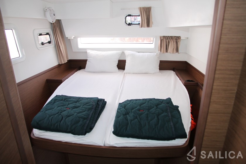 Lagoon 42 - Yacht Charter Sailica