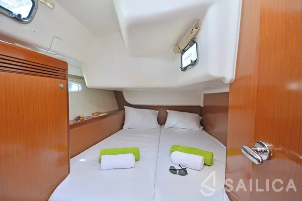 Oceanis 43 - Yacht Charter Sailica
