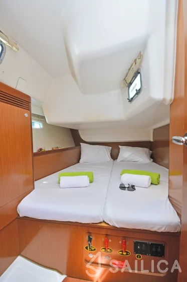 Oceanis 43 - Yacht Charter Sailica