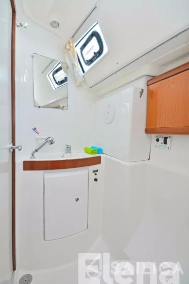 Oceanis 43 - Yacht Charter Sailica