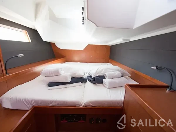 Oceanis 48 - Yacht Charter Sailica