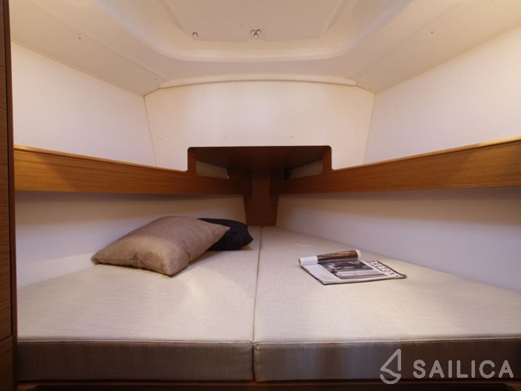 Sun Odyssey 33i - Yacht Charter Sailica