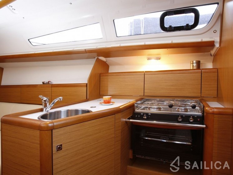 Sun Odyssey 33i - Yacht Charter Sailica