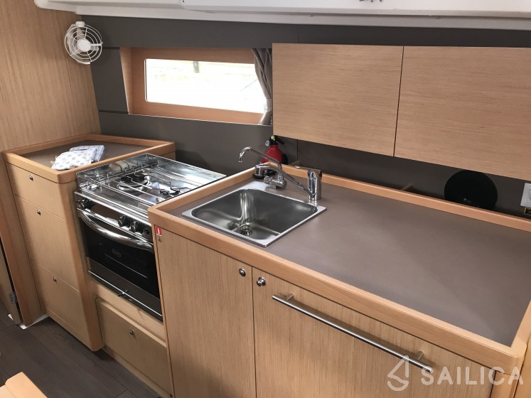 Oceanis 35.1 - Yacht Charter Sailica