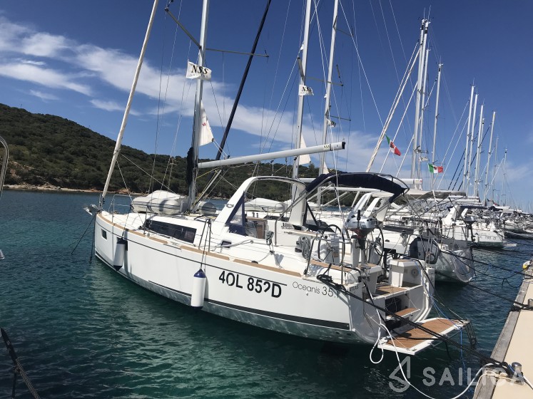 Oceanis 35.1 - Yacht Charter Sailica