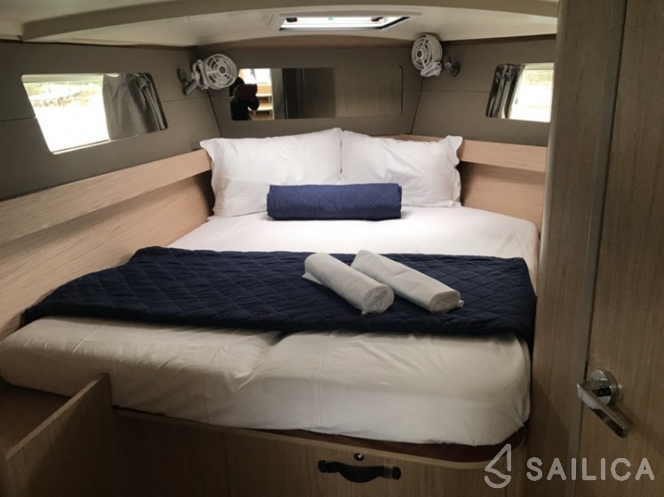 Oceanis 41.1 - Yacht Charter Sailica