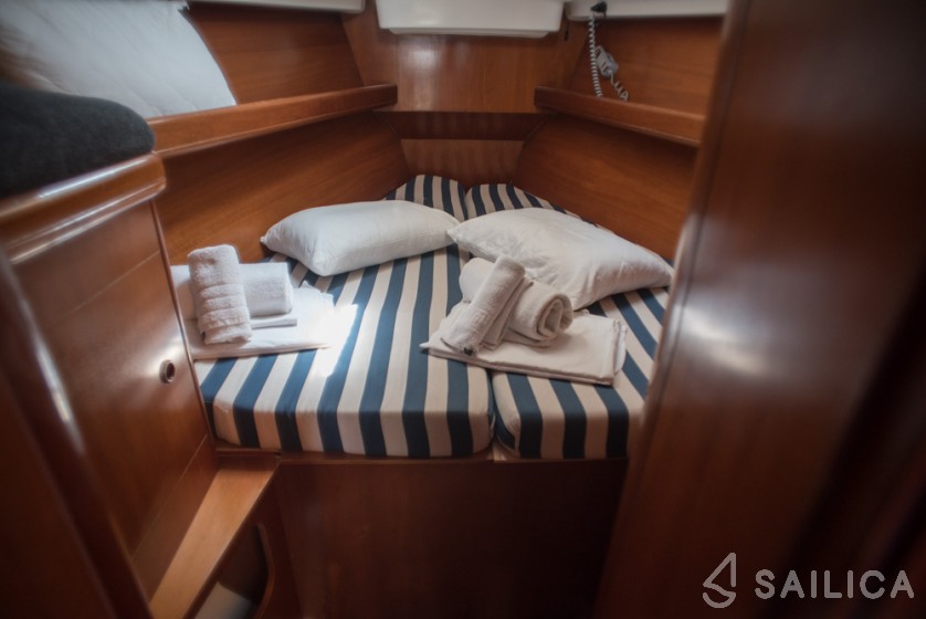 Oceanis 41.1 - Yacht Charter Sailica