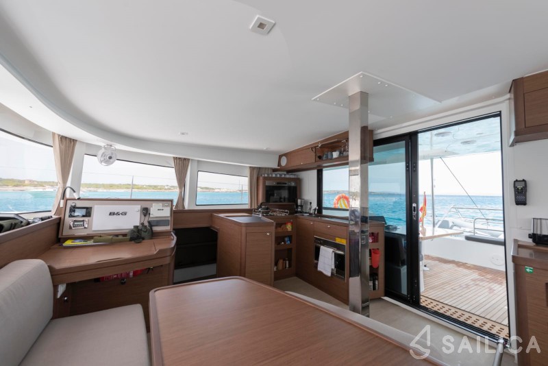 Lagoon 42 - Yacht Charter Sailica
