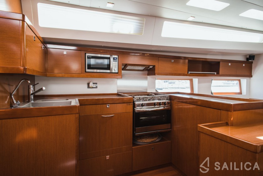Oceanis 55 - 4 + 1 cab. - Yacht Charter Sailica