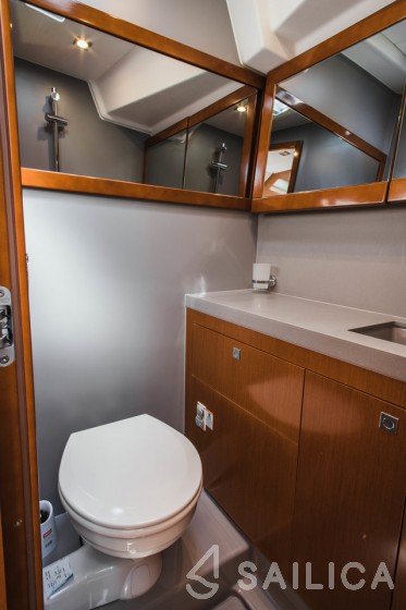 Oceanis 55 - 4 + 1 cab. - Yacht Charter Sailica