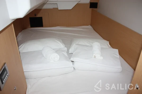 Oceanis 35.1 - Yacht Charter Sailica