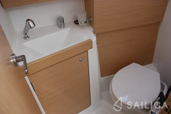 Oceanis 35.1 - Yacht Charter Sailica