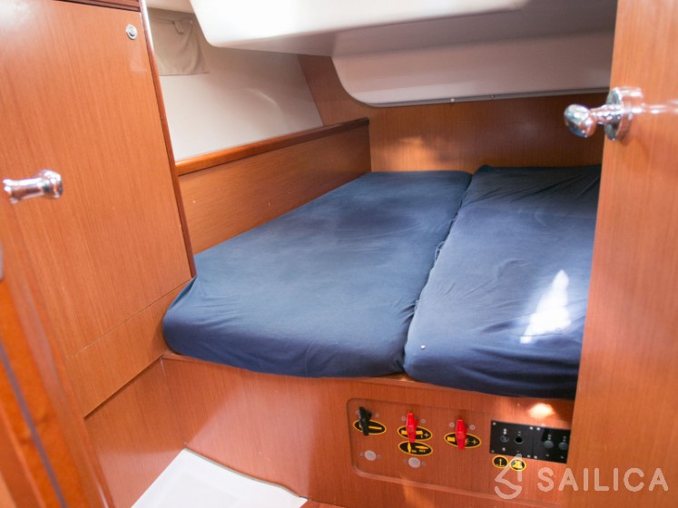 Oceanis 43 - Yacht Charter Sailica
