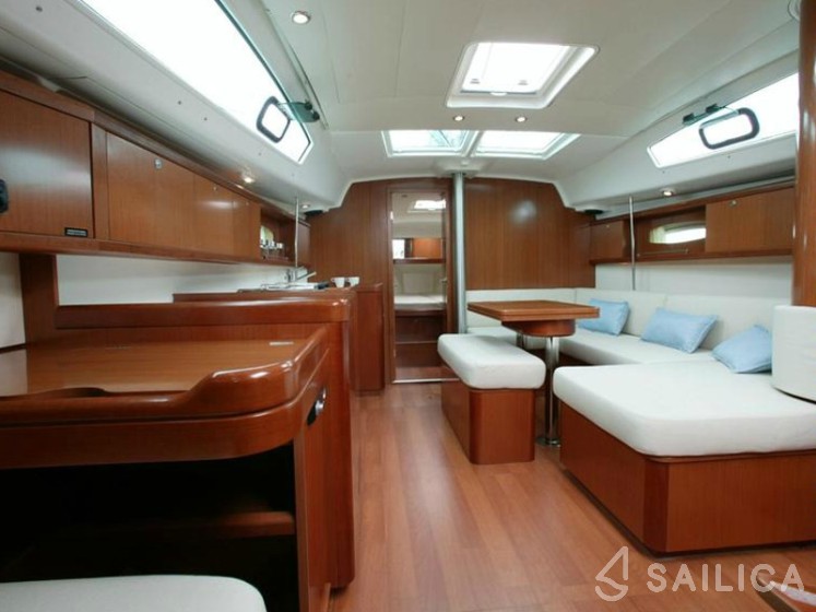 Oceanis 40 - Yacht Charter Sailica