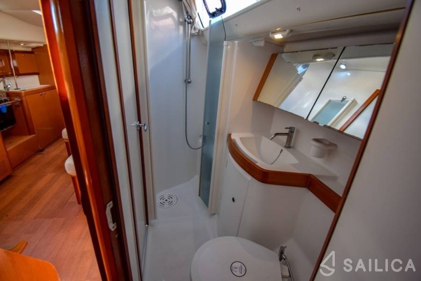 Oceanis 40 - Yacht Charter Sailica
