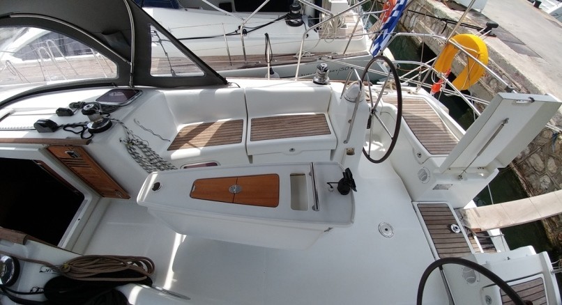 Oceanis 43 - Yacht Charter Sailica