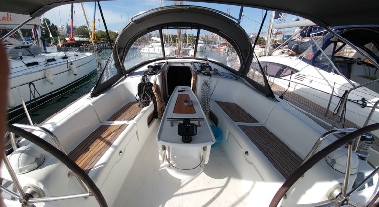 Oceanis 43 - Yacht Charter Sailica