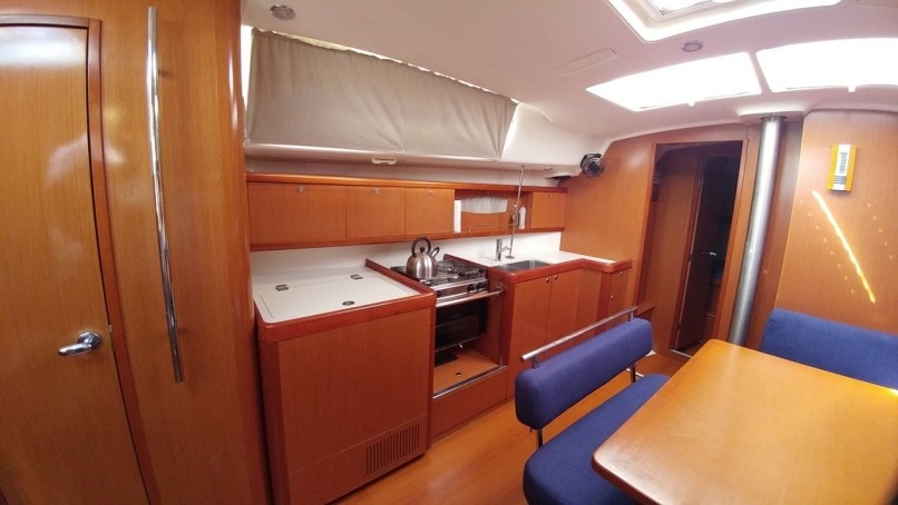 Oceanis 43 - Yacht Charter Sailica