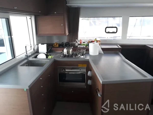Lagoon 450  Flybridge - Yacht Charter Sailica