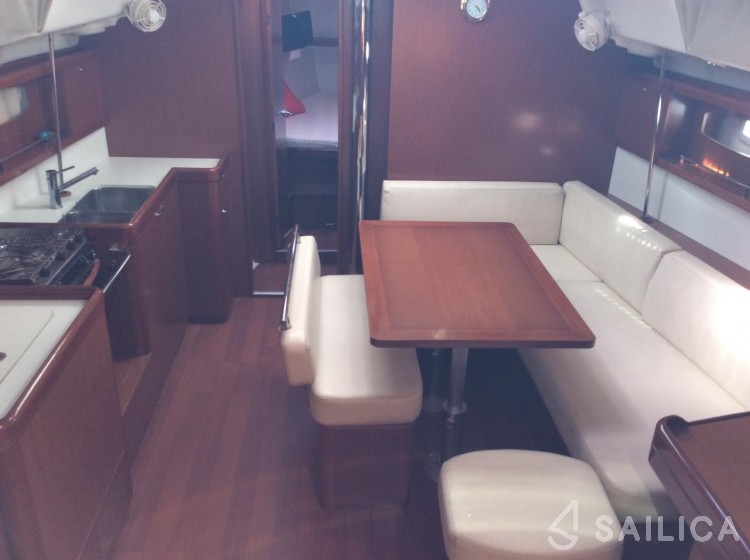 Oceanis 43 - Yacht Charter Sailica