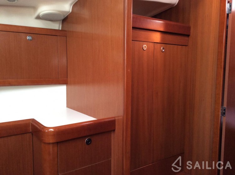 Oceanis 43 - Yacht Charter Sailica