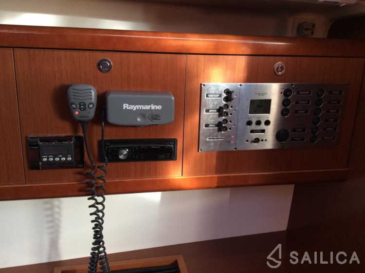 Oceanis 43 - Yacht Charter Sailica