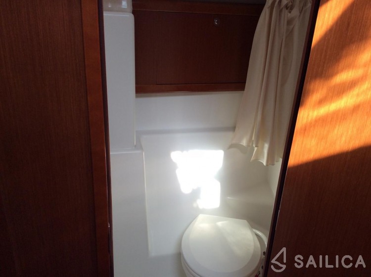 Oceanis 43 - Yacht Charter Sailica